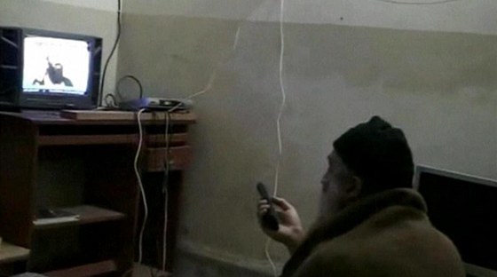 Archivní snímek, na nm Usáma bin Ládin sleduje televizi.