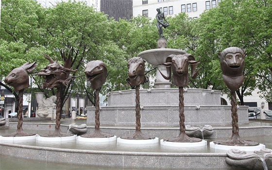 Sochy vznného ínského výtvarníka Aj Wej-weje jsou vystaveny v New Yorku.