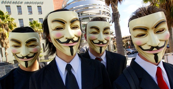 Maska z filmu V jako Vedeta o revolucionái Fawkesovi slouí jako symbol skupiny Anonymous.