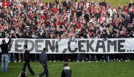 VEDENÍ, EKÁME! Fanouci fotbalové Slavie protestují proti neutené situaci v klubu. 