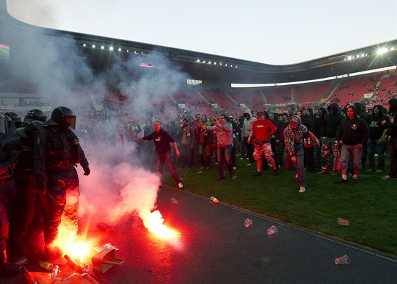 Tkoodnci brání fanoukm Slavie, aby vnikli do útrob stadionu v Edenu.