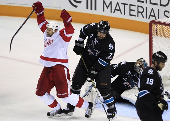 Tomas Holmström z Detroitu slaví gól v síti San Jose.