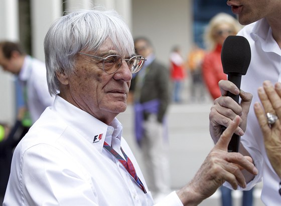 ÉF FORMULE. Bernie Ecclestone, éf F1, se baví v Turecku s novinái.