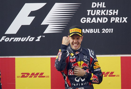 ZASE PRVNÍ. Sebastian Vettel se raduje z výhry ve Velké cen Turecka.