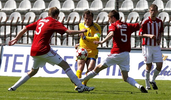 PROJDE? Jihlavský Filip Dort (ve lutém ) se snaí projít obranou Viktorie ikov.