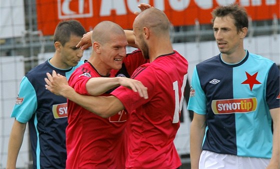 Na spolupráci útoník Tomáe Stráského (vpravo) a Zdeka Ondráka budou budjovití spoléhat i v nadcházející sezon.