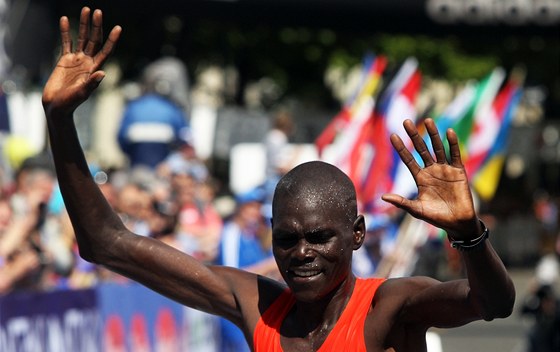 Kean Benson Kipchumba Barus probíhá vítzn cílem Praského maratonu.
