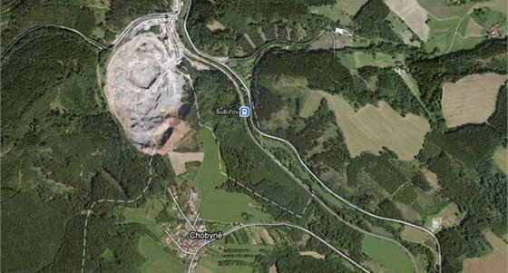 Ze satelitního snímku je zejmé, e kamenolom je u nyní blízko osad. Tai jej pesto chtjí piblíit o dalích 200 metr.