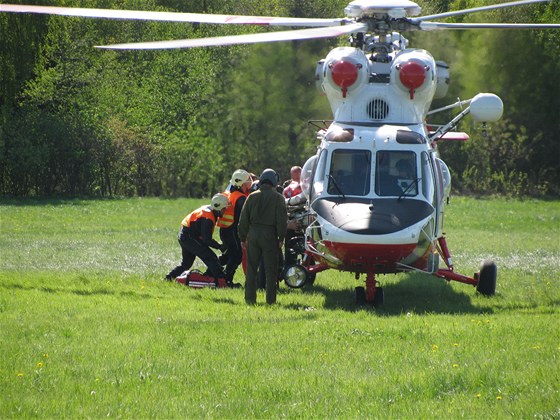Zranný dlník musel do nemocnice vrtulníkem.