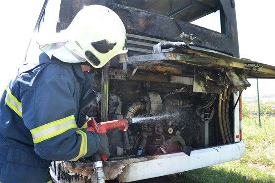 Hasii likvidují poár autobusu, který zaal hoet u Královského Poíí na Sokolovsku.