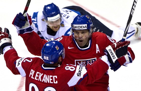 Jaromír Jágr (vpravo) a Tomá Plekanec se radují z vítzného eského gólu do finské branky.