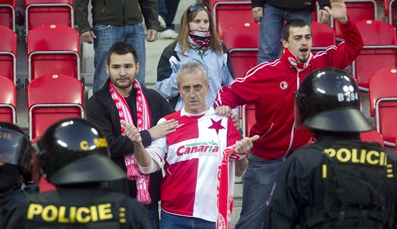 Fanouci Slavie stanuli tváí v tvá zasahující policii.