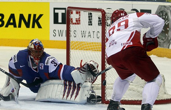 Slovenský gólman Jaroslav Halák zastavuje stelu Mikkela Bödkera z Dánska.