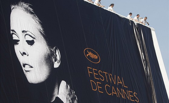 Pípravy na festival vrcholí, filmový palác v Cannes dostává tradiní hvzdnou fazónu.
