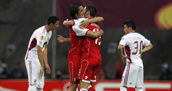VÁLÍME. Custodio (vlevo) se raduje z Hugem Vianou, parákem z Bragy, z gólu proti Benfice.