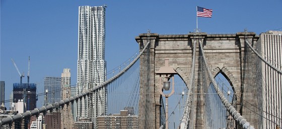 Bytový dm New York by Gehry stojí na Dolním Manhattanu nedaleko Brooklynského mostu.