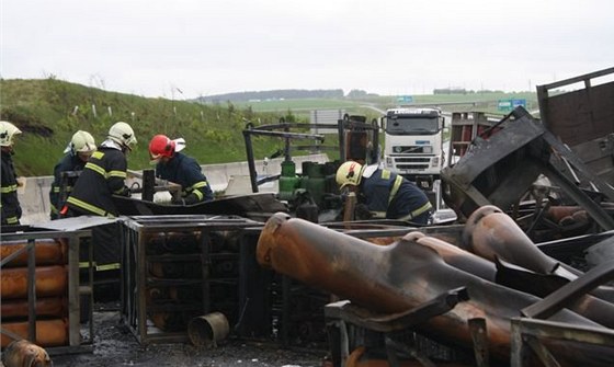 Hasii odstraují ze silnice lahve s acetylenem po nehod u tunelu Valík. (3. 5. 2011)