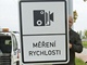 Nov znaka upozoruje idie na Borskch polch v Plzni, e zdej kiovatka u nkupnho centra je vybavena radarem