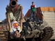Mal Libyjci si hraj na tancch Kaddfho jednotek v Benghz 