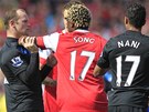 ARVTKA. Alex Song, fotbalista Arsenalu, si hodn zblzka vymuje nzory s Waynem Rooneym a Patricem Evrou, protihri z Manchesteru.