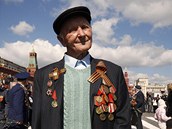 86let vetern druh svtov vlky Moses Mokvin stoj na Rudm nmst po skonen velkolep vojensk pehldky ke Dni vtzstv. (9. kvtna 2011) 