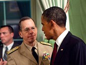 Obama pijm gratulace od fa armdy Mike Mullena. Pihl f CIA Leon Panetta a ministryn zahrani Hillary Clintonov (1. kvtna 2011)