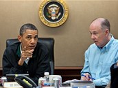 Barack Obama a jeho bezpenostn poradce Tom Donilon jendaj o operaci proti Usmovi (1. kvtna 2011)