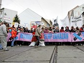 Odprci neonacistickho pochodu mstem z iniciativy Brno blokuje zatarasili ulici Cejl. (1. kvten 2011)