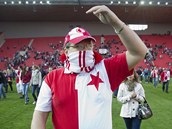 PROTEST. Fanouci fotbalov Slavie ped pohrovm utknm zaplnili hrac plochu na protest proti veden klubu. 