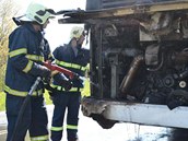 Hasii likviduj por autobusu, kter zaal hoet u Krlovskho Po na Sokolovsku.