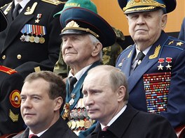 Dmitrij Medvedv a Vladimir Putin sleduj pehldku ke Dni vtzstv. (9. kvtna 2011)