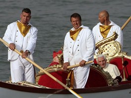 Pape Benedikt XVI. pi projce po bentskch kanlech.