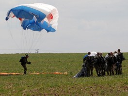 V lese u Kramolna na Tebsku odhalili pamtnk eskoslovenskm parautistm ze skupiny Spelter.