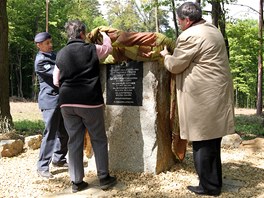 V lese u Kramolna na Tebsku odhalili pamtnk eskoslovenskm parautistm ze skupiny Spelter.