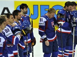 HLAVY DOLE. Slovent hokejist po prohe s Finskem netajili zklamn.