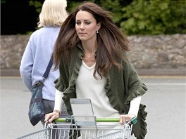 Kate Middletonov tla nkupn vozk v supermarketu na britskm ostrov...