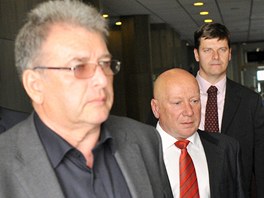 ZACHRNME SLAVII Prvn zstupce spolenosti Natland Pavel Prak (zleva), slvistick editel Miroslav Platil, klubov majitel Antonn Franc a vkonn editel Natland Lubor Svoboda pichzej pesvdit licenn komisi.