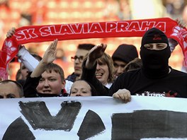 Nespokojen fanouci Slavie protestuj proti veden klubu.