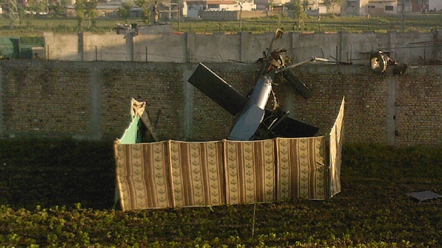 Trosky americké helikoptéry u Abbottábádu (1. kvtna 2011)