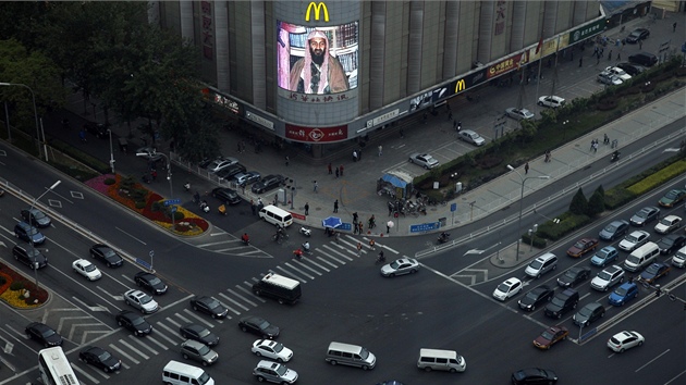 Obí obrazovka v Pekingu informuje o Usámov smrti (3. kvtna 2011)
