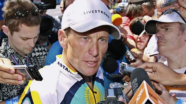 Lance Armstrong odpovídá novinám v Austraském Adelaide