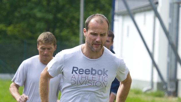 ÉF TÝMU. Martin Straka pi tréninku plzeských hokejist.