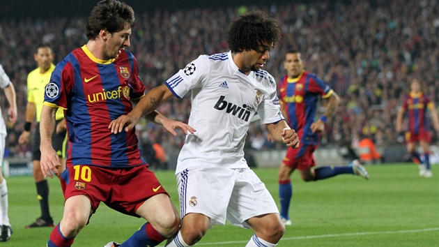 MAL POSTAVOU, VELC STYLEM. Dva vborn technici Lionel Messi (vlevo) a Marcelo.