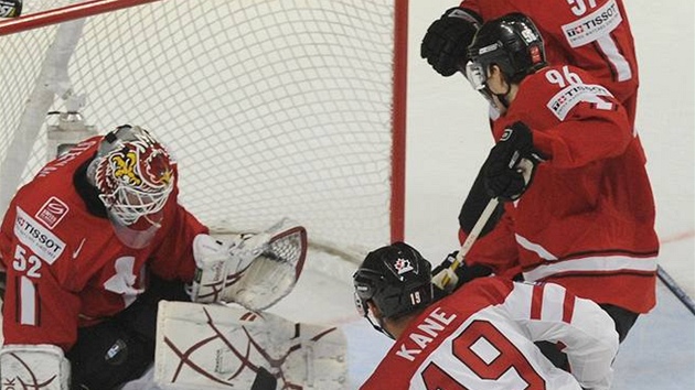 STŘELA A...není to gól. Kanadský hokejista Patrick Kane střílí na švýcarského brankáře Tobiase Stephana. STŘELA A...není to gól. Kanadský hokejista Patrick Kane střílí na švýcarského brankáře Tobiase Stephana.