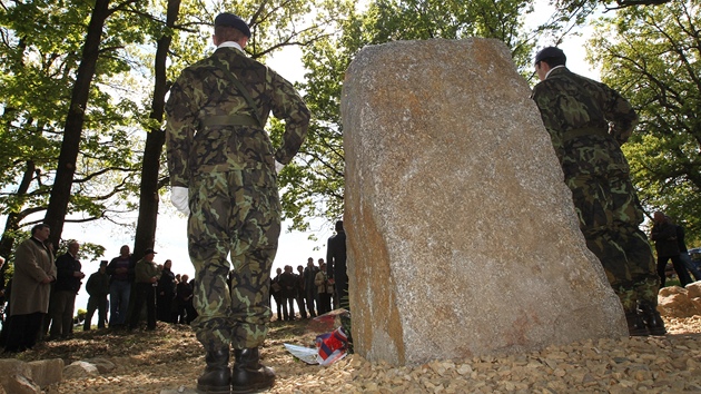 V lese u Kramolína na Tebísku odhalili památník eskoslovenským parautistm ze skupiny Spelter.