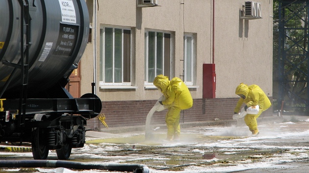 V areálu brnnských tepláren uniklo v pátek dopoledne a dva tisíce litr kyseliny chlorovodíkové.