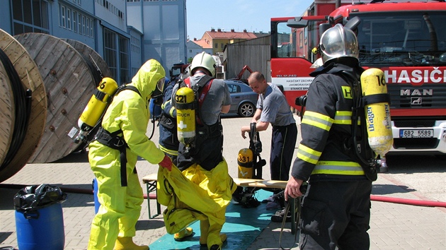 V areálu brnnských tepláren uniklo v pátek dopoledne a dva tisíce litr kyseliny chlorovodíkové.