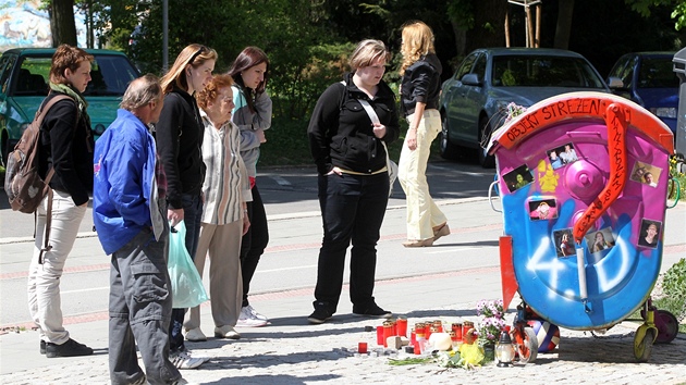 K tablu 4. D jihlavského gymnázia nosí studenti svíky za spoluáka, který spáchal sebevradu.