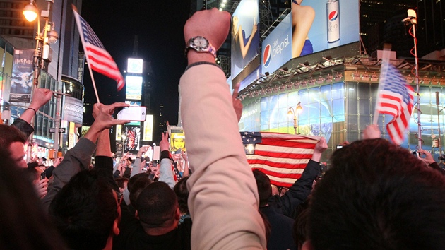 Ameriané slaví v ulicích (2. kvtna 2011)