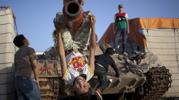 Dti si hrají u Kaddáfího tank, které zabavili rebelové v Benghází.